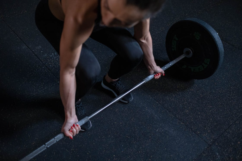 Woman lifting a barbell to effectively build muscle in the gym