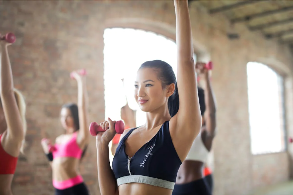 Multiple women working out in an exercise class.